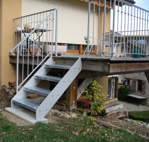escalier-acces-terrasse- escalier acier - marche caillebotis