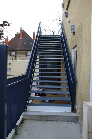 escalier-metal-droit-garde-corps