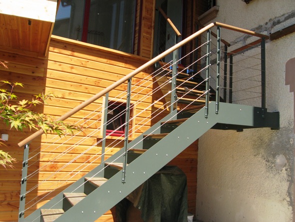 escalier-metallique-exterieur-rampe-bois